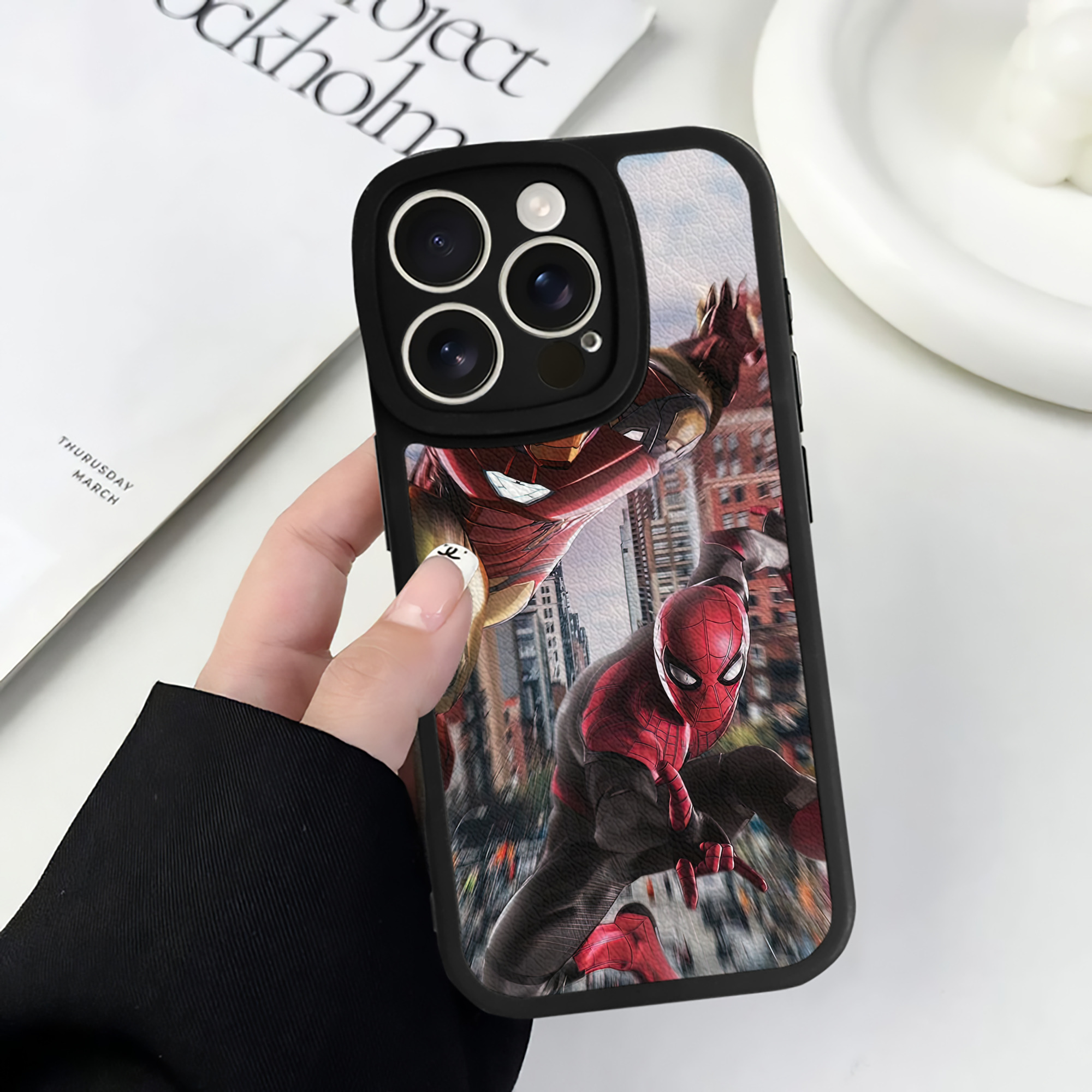 Spider Man スパイダーマン 【iPhone 16シリーズ対応】シリコンスマホケース（レザー調） 材質：シリコン